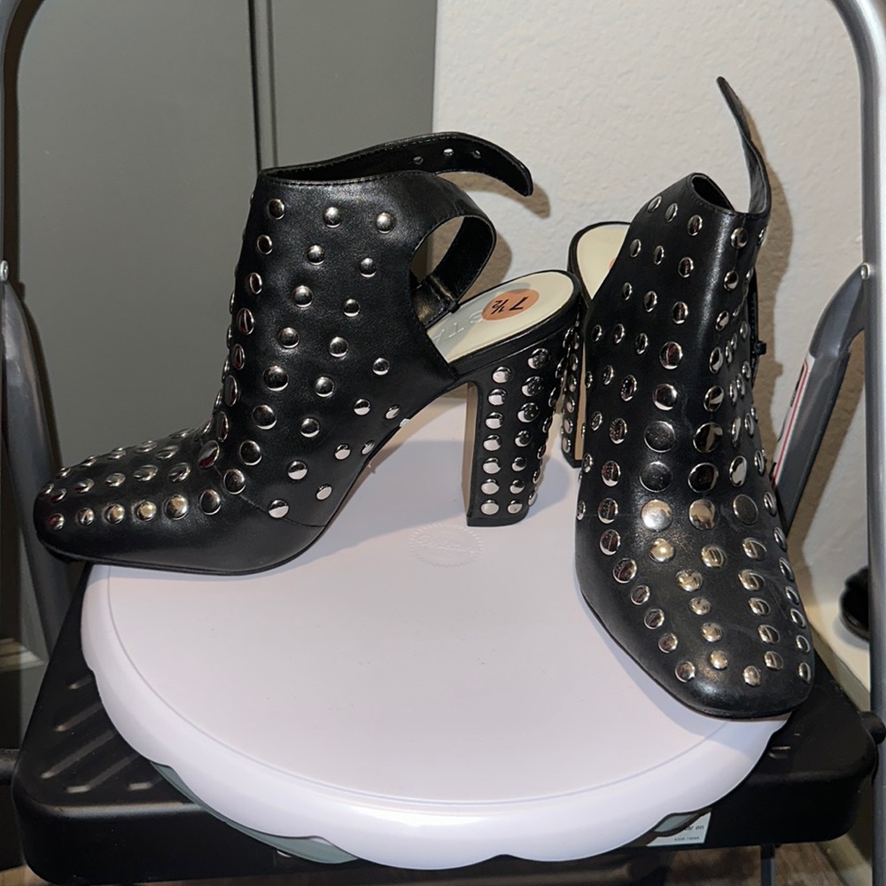 LOW START 1. STATE LEATHER SQUARE TOE HEELS